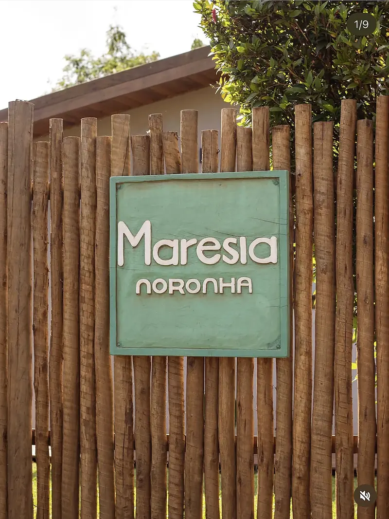 Placa de entrada da Pousada Maresia em Fernando de Noronha
