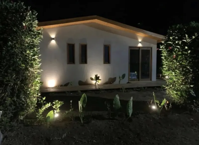 Fachada iluminada à noite