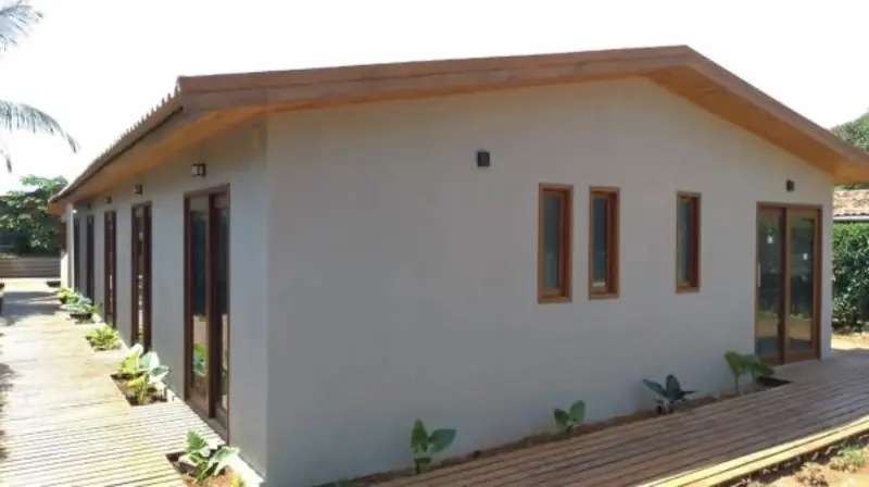 Fachada com jardim e passarela da Pousada Maresia